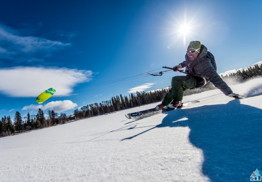 Josep Bergman geniet tijdens dagje snowkiten in Zweden - Zout Fotografie Rein Rijke 