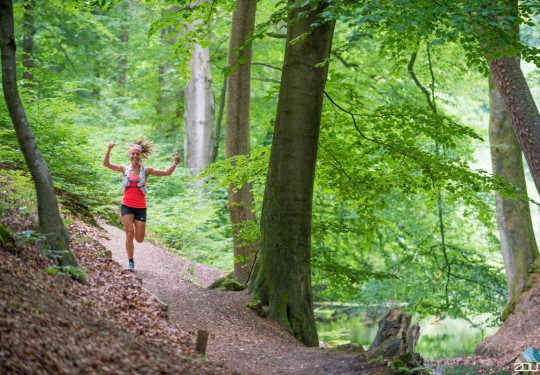 Charissa Koetsier geniet tijdens Veluwezoomtrail - Zout Fotografie