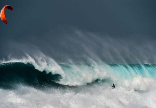 Mitu big wave surfing