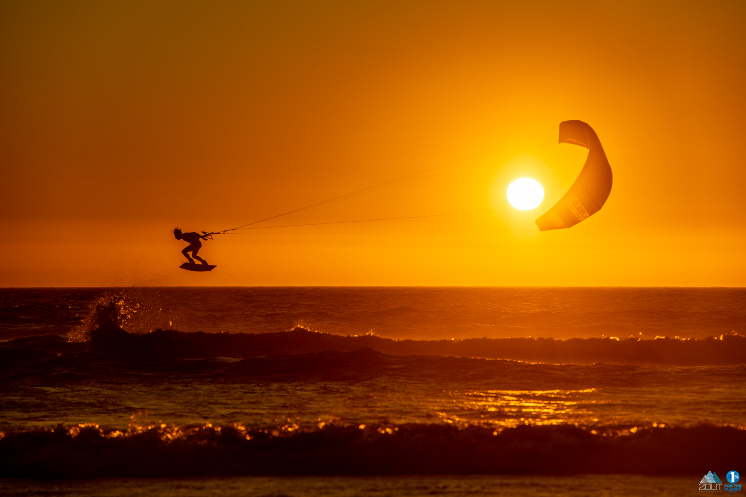 sunset kitesurf photo