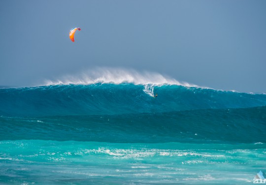 Mitu surfing the biggest wave of the day, Ponte Preta Kaap Verdie - Rein Rijke Zout Fotografie