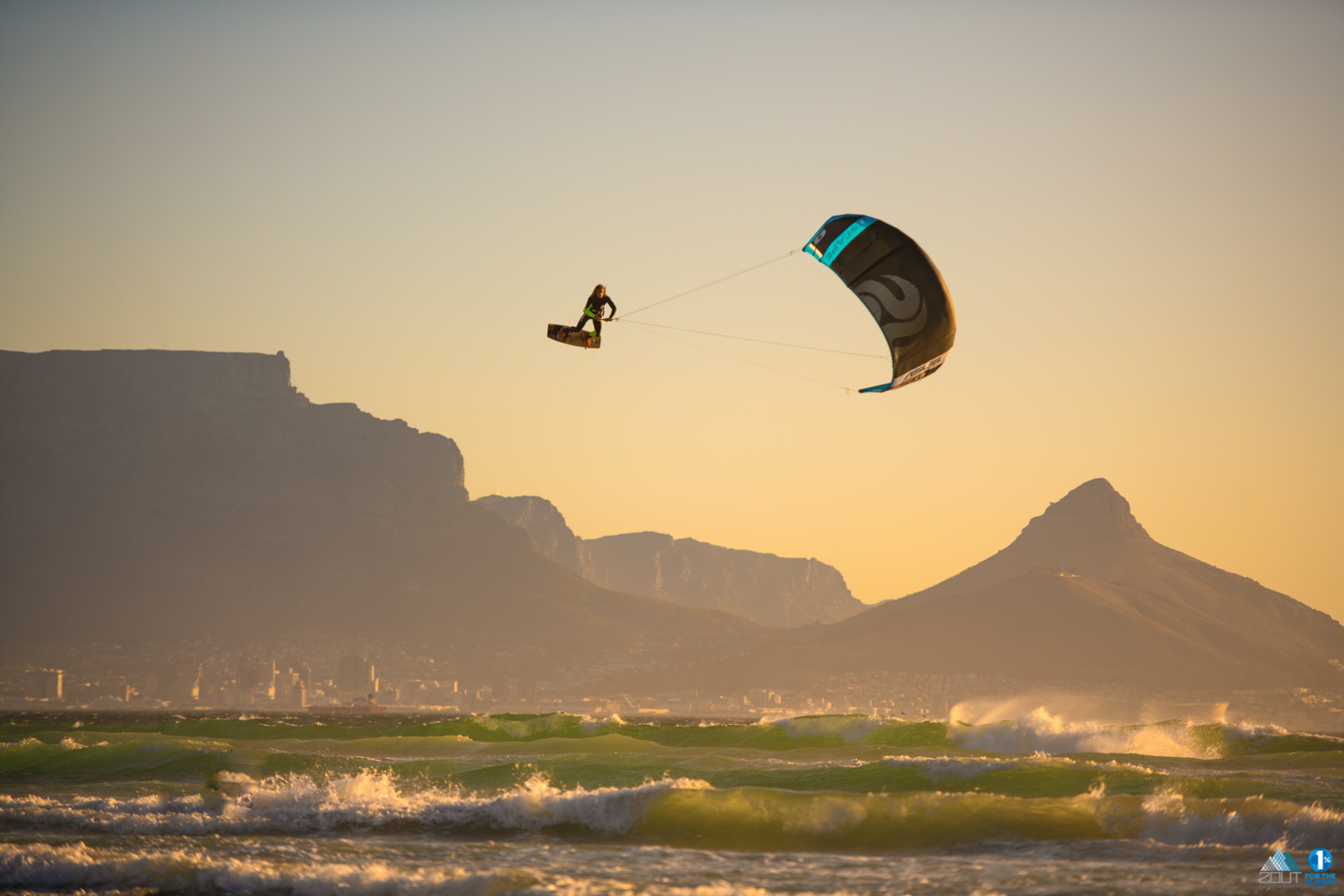 Escape PLKB never stop Playing kitesurf foto