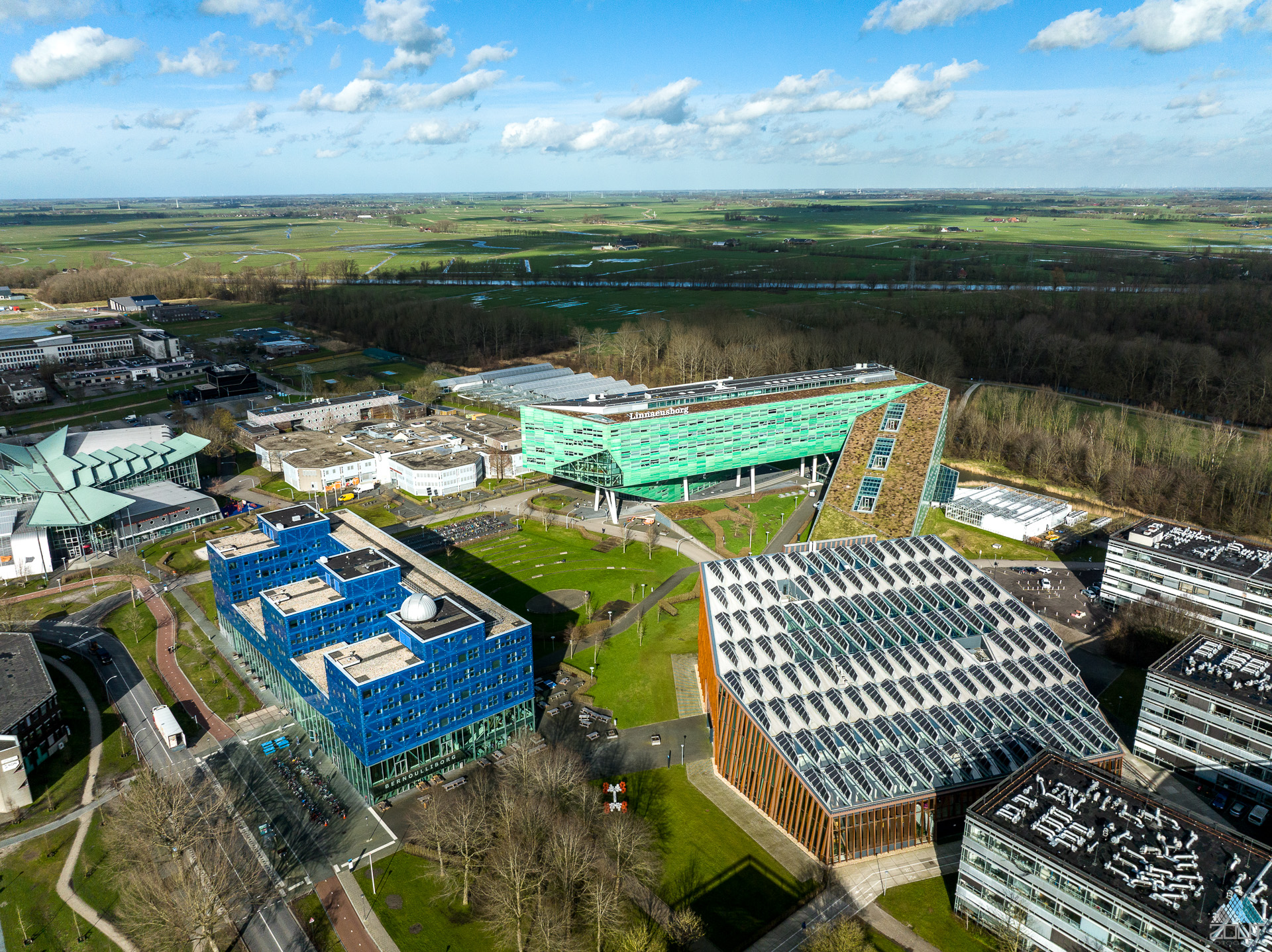 Luchtfoto Zernike Campus Bernoulliborg en Linnaeusborg gebouw