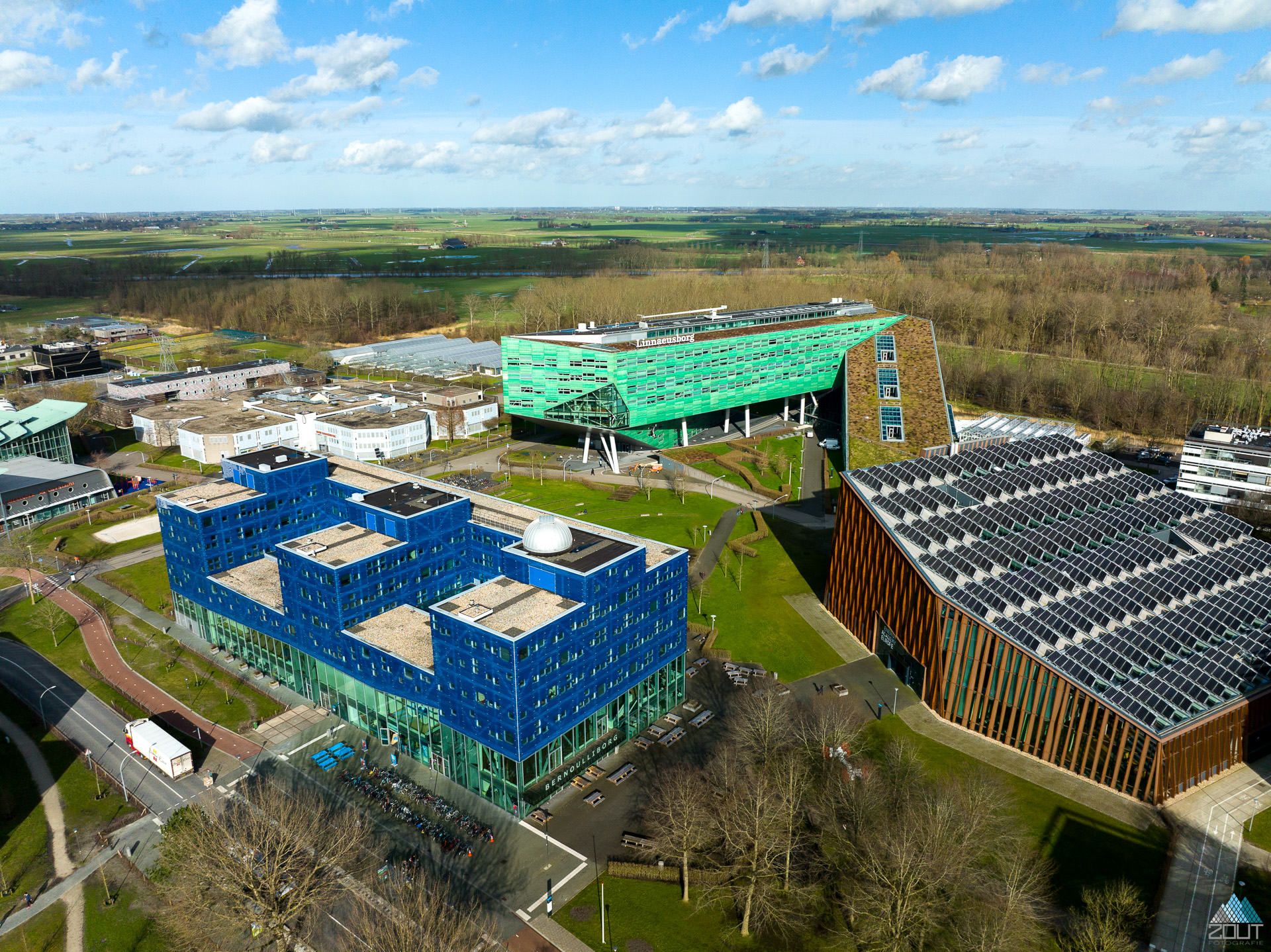 Luchtfoto Zernike Campus Bernoulliborg en Linnaeusborg gebouw