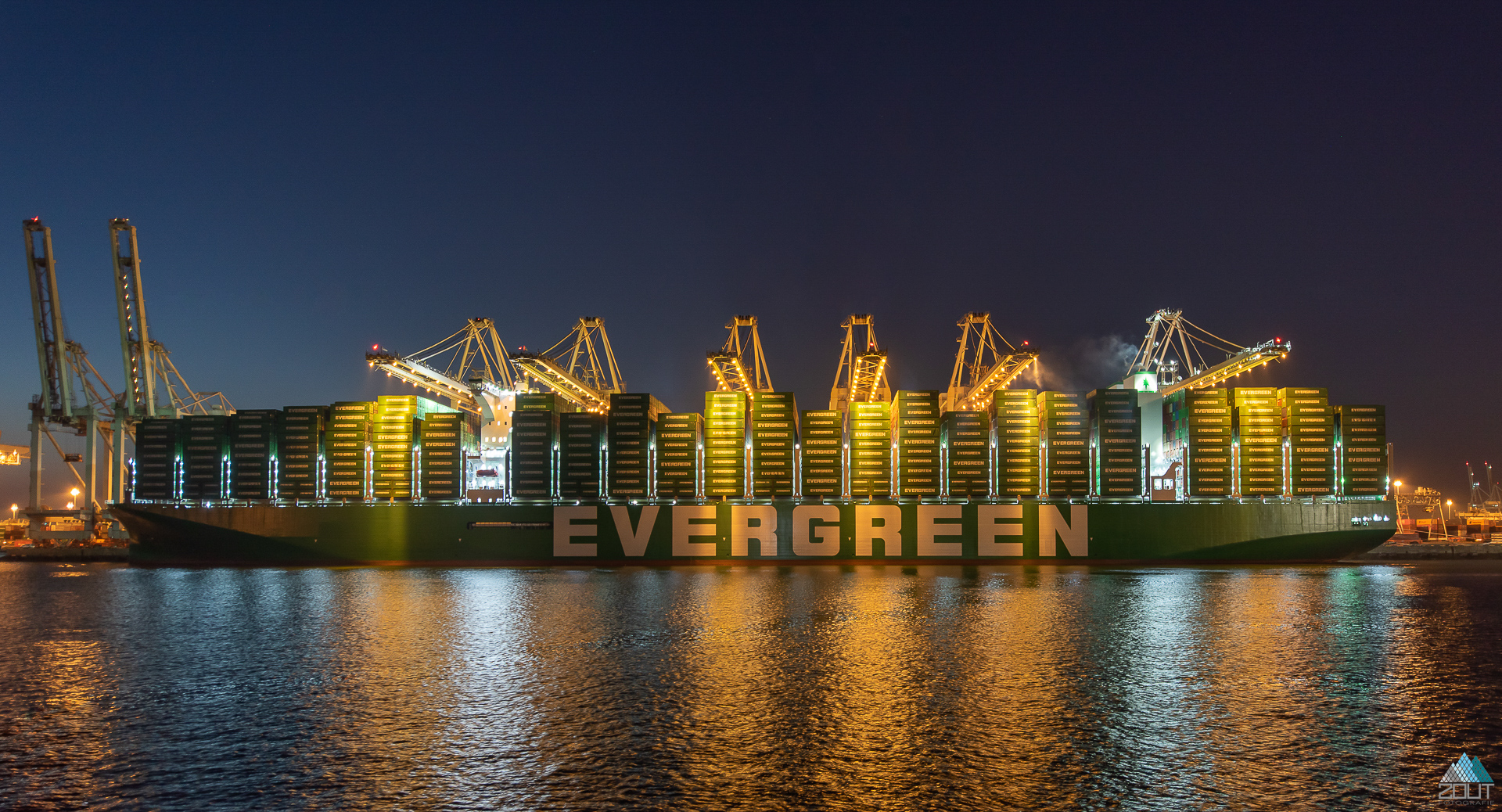 foto Evergreen EverAce-containership Rotterdam haven